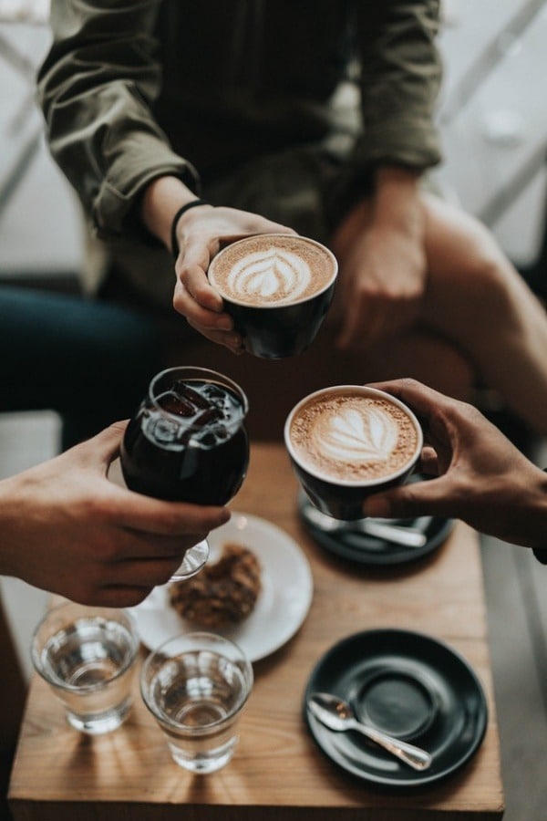 drink coffee with friends